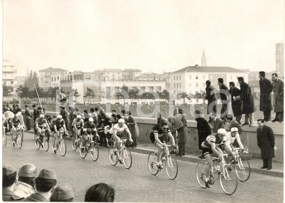 1955 CICLISMO MILANO-SANREMO - PAVIA - Corridori al Ponte sul Ticino *Foto 18x13 Fotografia d'epoca con didascalia coeva. CONDIZIONI: FAIR (sovraimpressione circolare)    originale e autentica 1