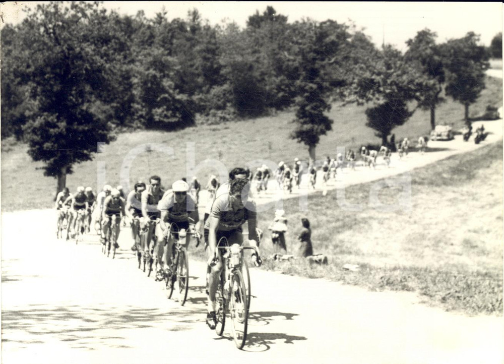 1960 TOUR DE FRANCE Etape TOULOUSE-MILLAU - Jean LE GUILLY emmÃ¨ne le peloton Fotografia d'epoca con didascalia coeva.  CONDIZIONI: GFORMATO: 17x12 cm     originale e autentica 1