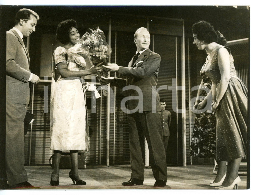 1958 LASCIA O RADDOPPIA? Mike BONGIORNO con Gloria DAVY e Robert G. BANDER *Foto