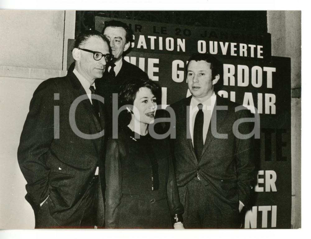 1965 PARIS TEATRO Arthur MILLER Luchino VISCONTI Michel AUCLAIR Annie GIRARDOT  Fotografia d'epoca con didascalia coeva.La fotografia &egrave; stata scattata in occasione della prima rappresentazione del dramma teatrale "After the fall".  CONDIZIONI: FAIR (bassa qualit&agrave; di stampa; lievi difetti di stampa) FORMATO: 18x13 cm     originale e autentica 1