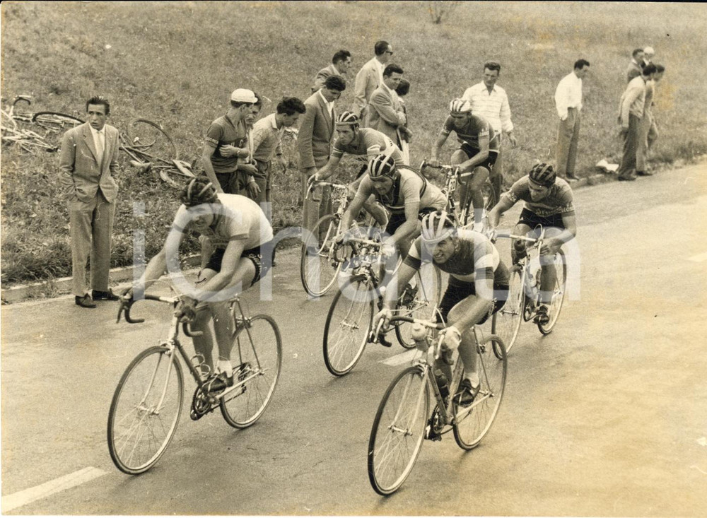 1959 CICLISMO SAN FERMO-COMO Azzurrabili dilettanti in gara *Foto 18x13 cm Fotografia d'epoca con didascalia coeva al verso. CONDIZIONI: FAIR (lievi aloni)FORMATO: 18x13 cm     originale e autentica 1