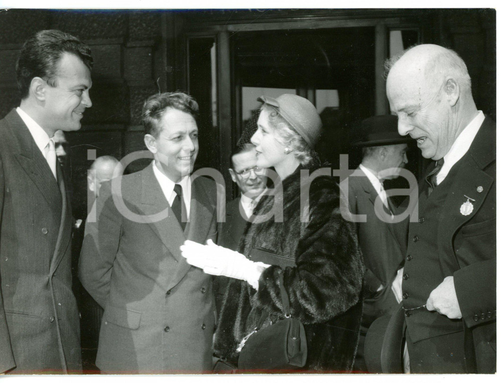 1955 MILANO Mario MARTINELLI riceve Clare BOOTHE LUCE e Sinclair WEEKS - Foto Fotografia d'epoca con didascalia coeva.  CONDIZIONI: FAIR (graffi al margine inferiore; piccolo difetto di stampa) FORMATO: 18x13 cm     originale e autentica 1