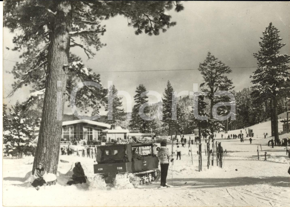 1960 OLIMPIADI SQUAW VALLEY Ultimi preparativi al villaggio olimpico - Foto  Fotografia d'epoca con didascalia coeva.  CONDIZIONI: GFORMATO: 18x13 cm     originale e autentica 1
