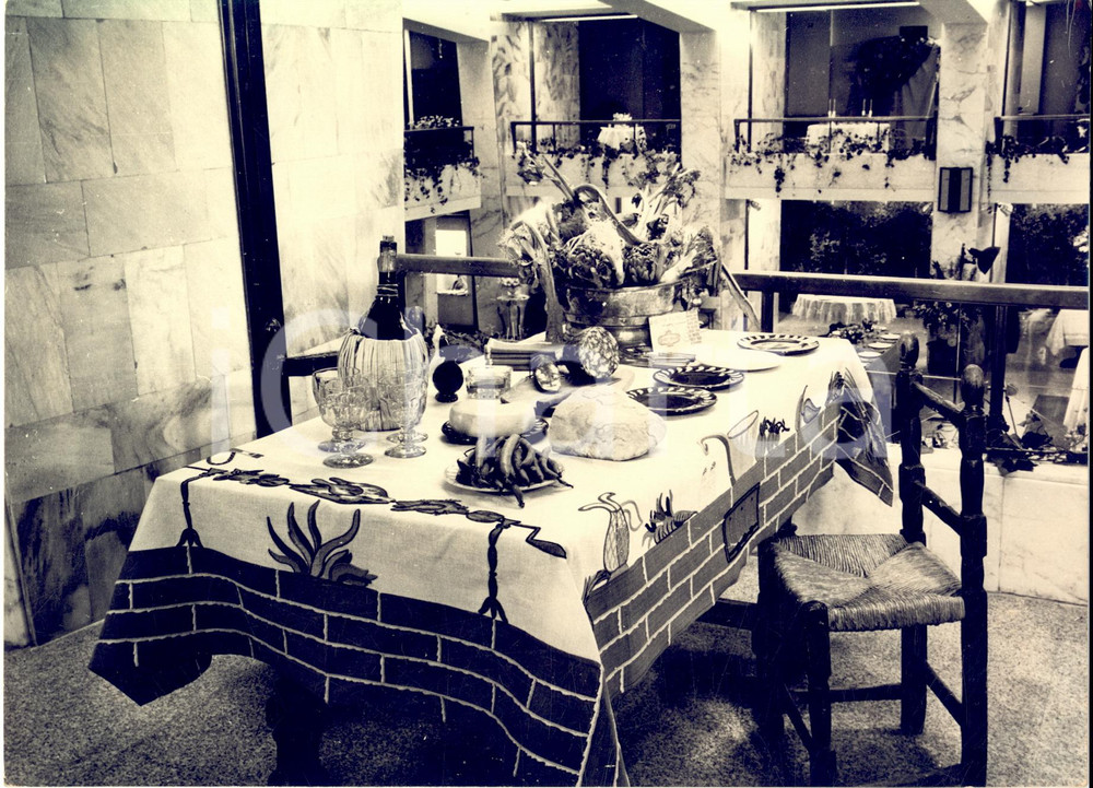 1960 ca FIRENZE ARREDAMENTO Evelina RASTRELLI - Spuntino in fattoria *Foto 24x18 Fotografia d'epoca con didascalia coeva al verso. CONDIZIONI: G (ma piccola piegatura al margine superiore)FORMATO: 24x18 cm     originale e autentica 1