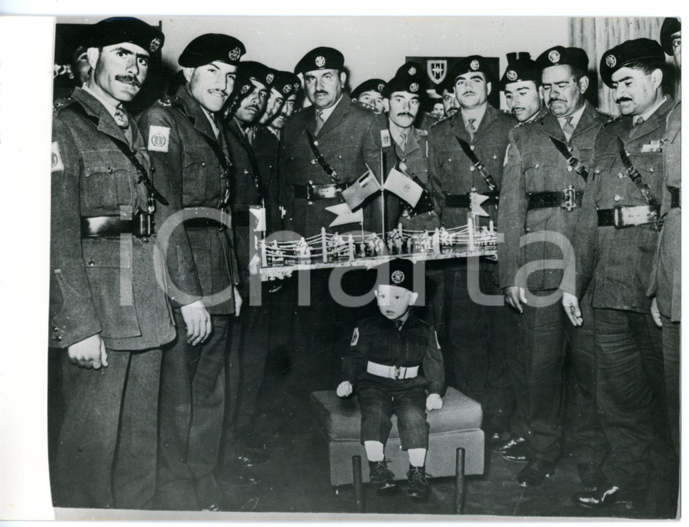 1964 AMMAN Abd Allah II di GIORDANIA bambino tra gli ufficiali della guardia Fotografia d'epoca con didascalia coeva.  CONDIZIONI: G (ma lievi macchie al margine sinistro) FORMATO: 18x13 cm     originale e autentica 1
