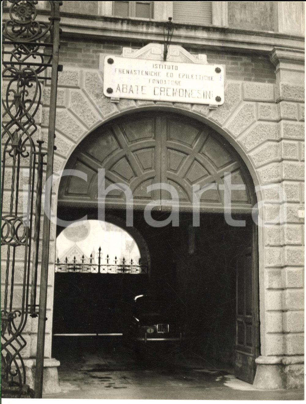 1960 PONTEVICO Istituto per malattie mentali "Abate Cremonesini" *Foto ARTISTICA Fotografia d'epoca con didascalia coeva al verso. CONDIZIONI: FAIR (lieve impressione dell'inchiostro)FORMATO: 18x24 cm     originale e autentica 1