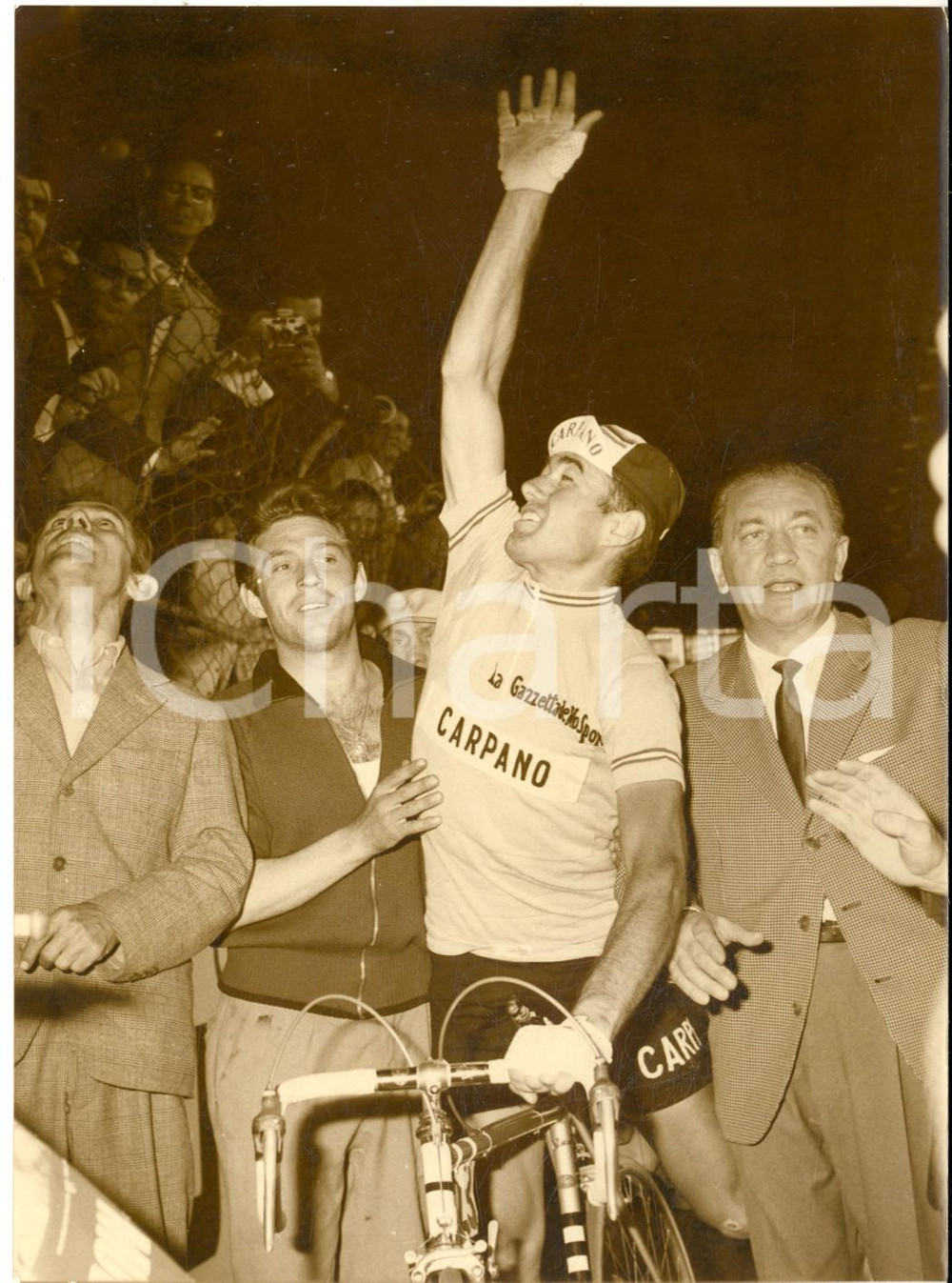 1962 CICLISMO GIRO D'ITALIA Festa per Franco BALMAMION vincitore *Foto 13x18 cm Fotografia d'epoca con didascalia coeva. CONDIZIONI: G FORMATO: 13x18 cm    originale e autentica 1