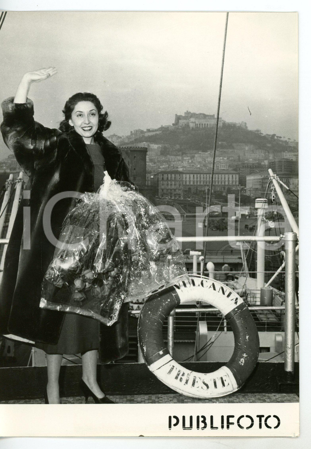 1956 NAPOLI - M/N VULCANIA Giovanna FERRARA "sceriffa" di LASCIA O RADDOPPIA  Fotografia d'epoca con didascalia coeva.  CONDIZIONI: G (ma lievi difetti di stampa) FORMATO: 13x18 cm     originale e autentica 1