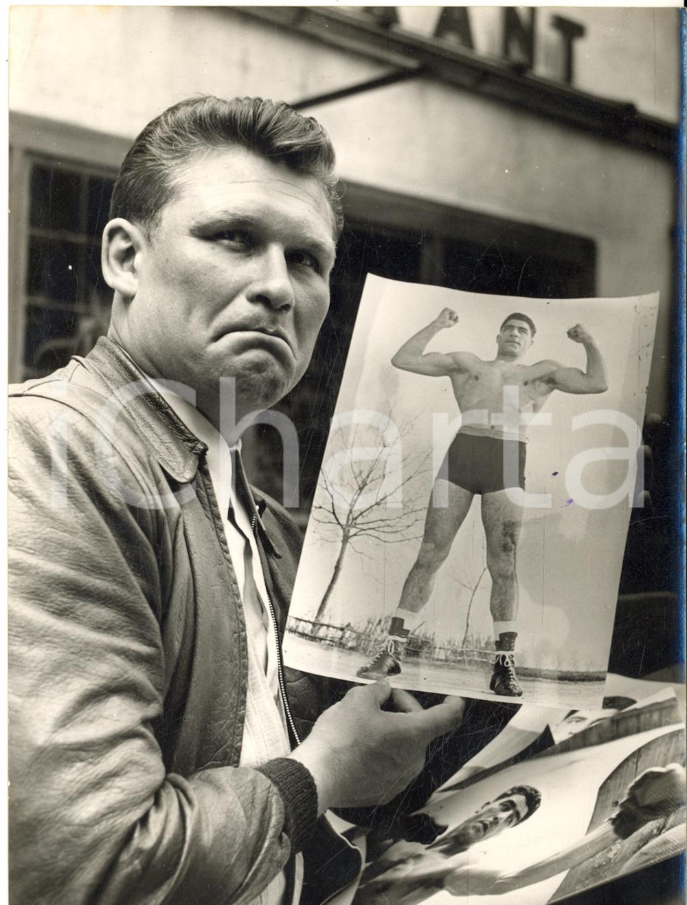 1955 BOXE ISERLOHN Pugile Heinz NEUHAUS commenta foto di Franco CAVICCHI Fotografia d'epoca con didascalia coeva.  CONDIZIONI: FAIR (lievi sovraimpressioni)FORMATO: 13x18 cm     originale e autentica 1