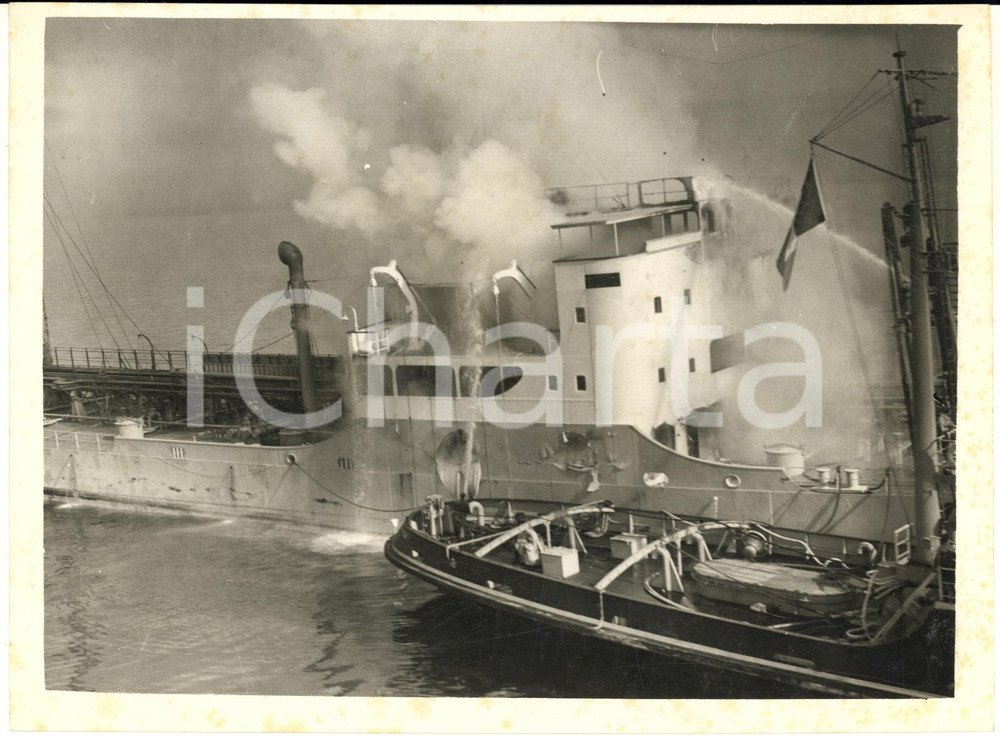 1956 BAECHY HEAD (UK) Norwegian tanker ERLING BORTHEN burnst after collision Fotografia d'epoca con didascalia coeva al verso.CONDIZIONI: FAIR  (ingiallimenti marginali e difetti di stampa)FORMATO: 20x15 cm    originale e autentica 1