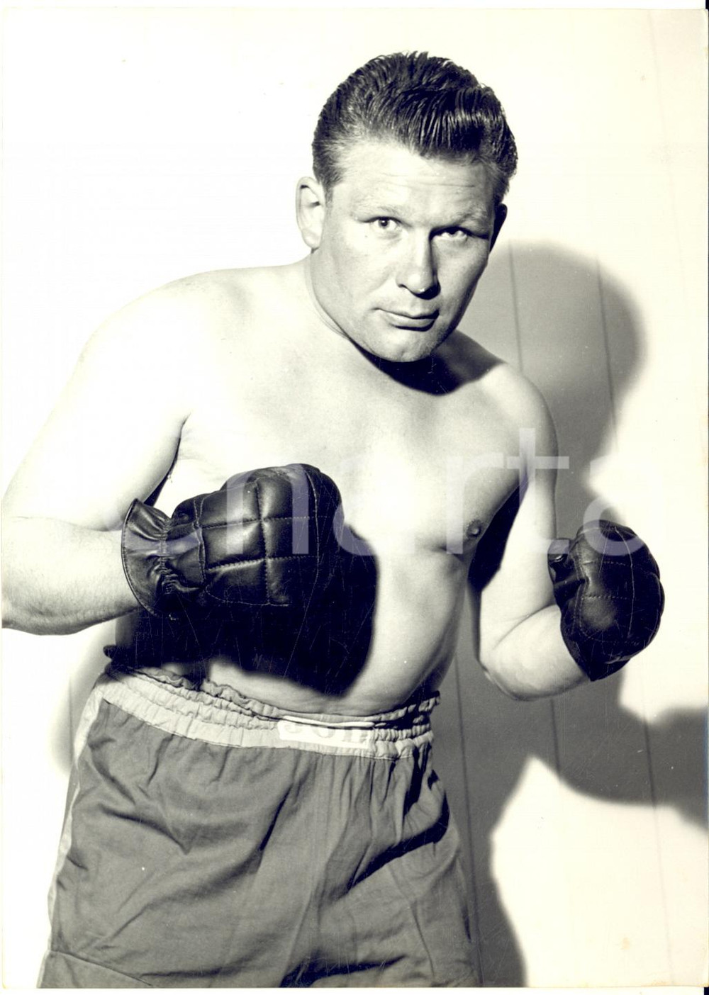 1955 BOXE ISERLOHN Pugile Heinz NEUHAUS in allenamento per incontro con CAVICCHI Fotografia d'epoca con didascalia coeva.  CONDIZIONI: G (ma lieve sovraimpressione circolare)FORMATO: 13x18 cm     originale e autentica 1