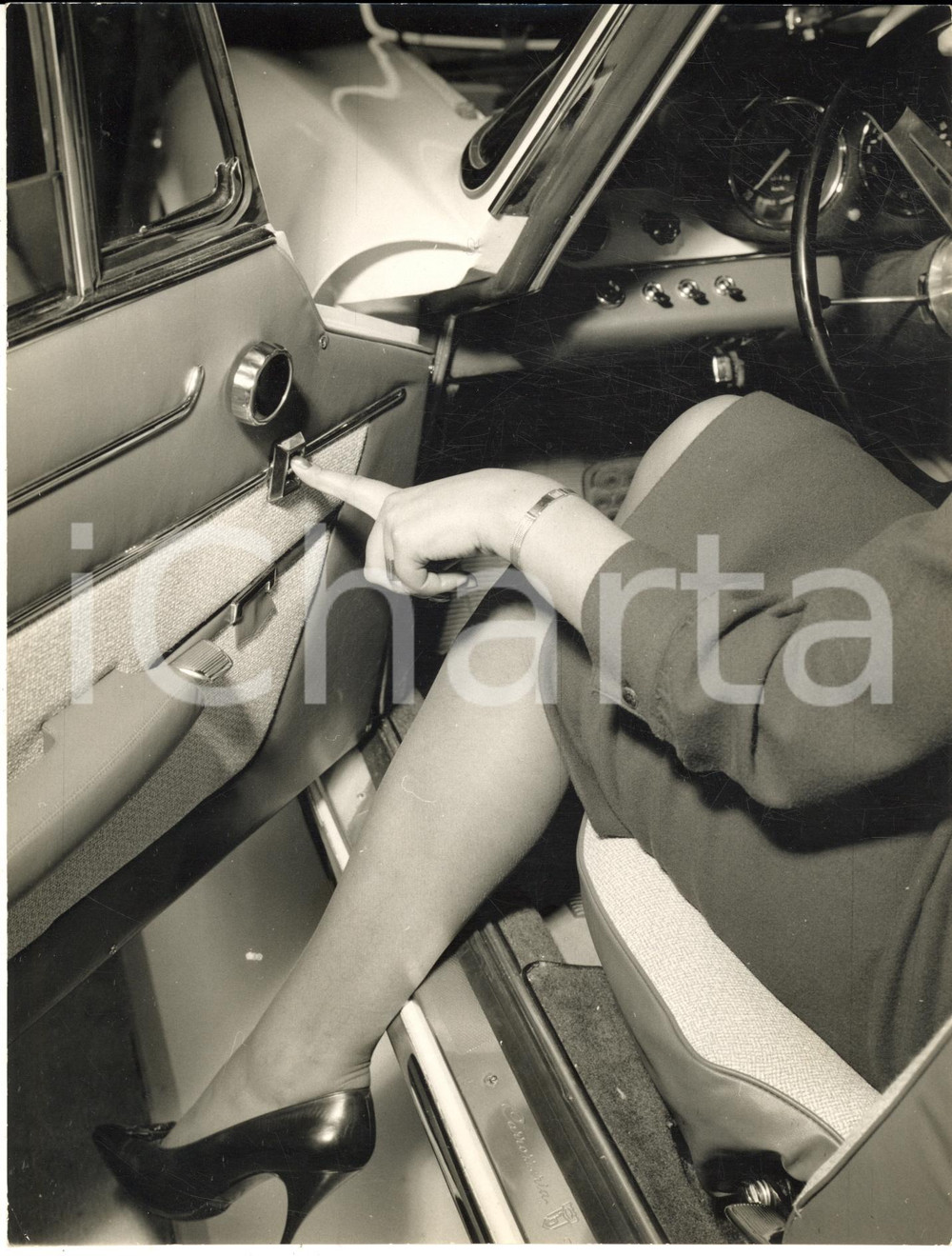 1960 AUTOMOBILISMO ALFA ROMEO 2000 Sprint - Interruttore per finestrino *Foto Fotografia d'epoca con didascalia coeva.  CONDIZIONI: G (ma lieve sovraimpressione al lato sinistro e minime piegature angolari) FORMATO: 18x24 cm     originale e autentica 1