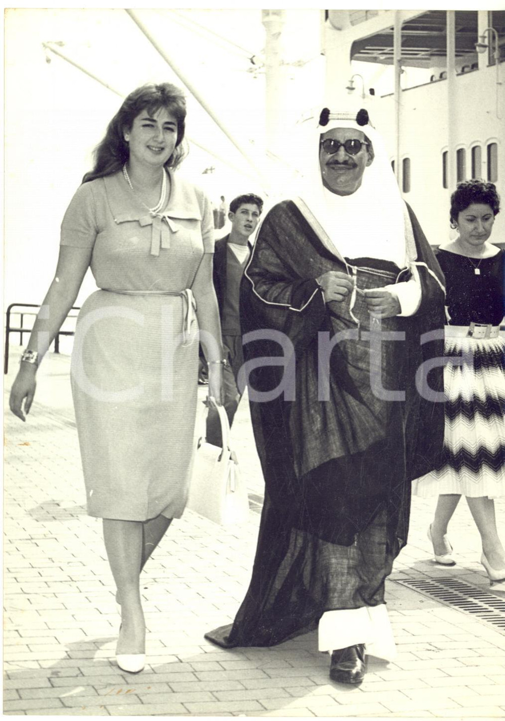 1959 NAPOLI Principe Jabir III Al Sabah del Kuwait con una moglie *Foto 13x18 cm Fotografia d'epoca con didascalia coeva al verso. CONDIZIONI: G (ma minima sovraimpressione)FORMATO: 13x18 cm     originale e autentica 1