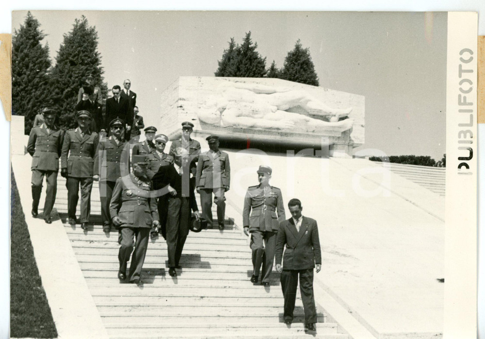 1954 ROMA Cimitero Militare Francese - Generale Marcel CARPENTIER in visita  Fotografia d'epoca con didascalia coeva.  CONDIZIONI: FAIR (ondulatura al margine destro e sinistro) FORMATO: 18x13 cm     originale e autentica 1