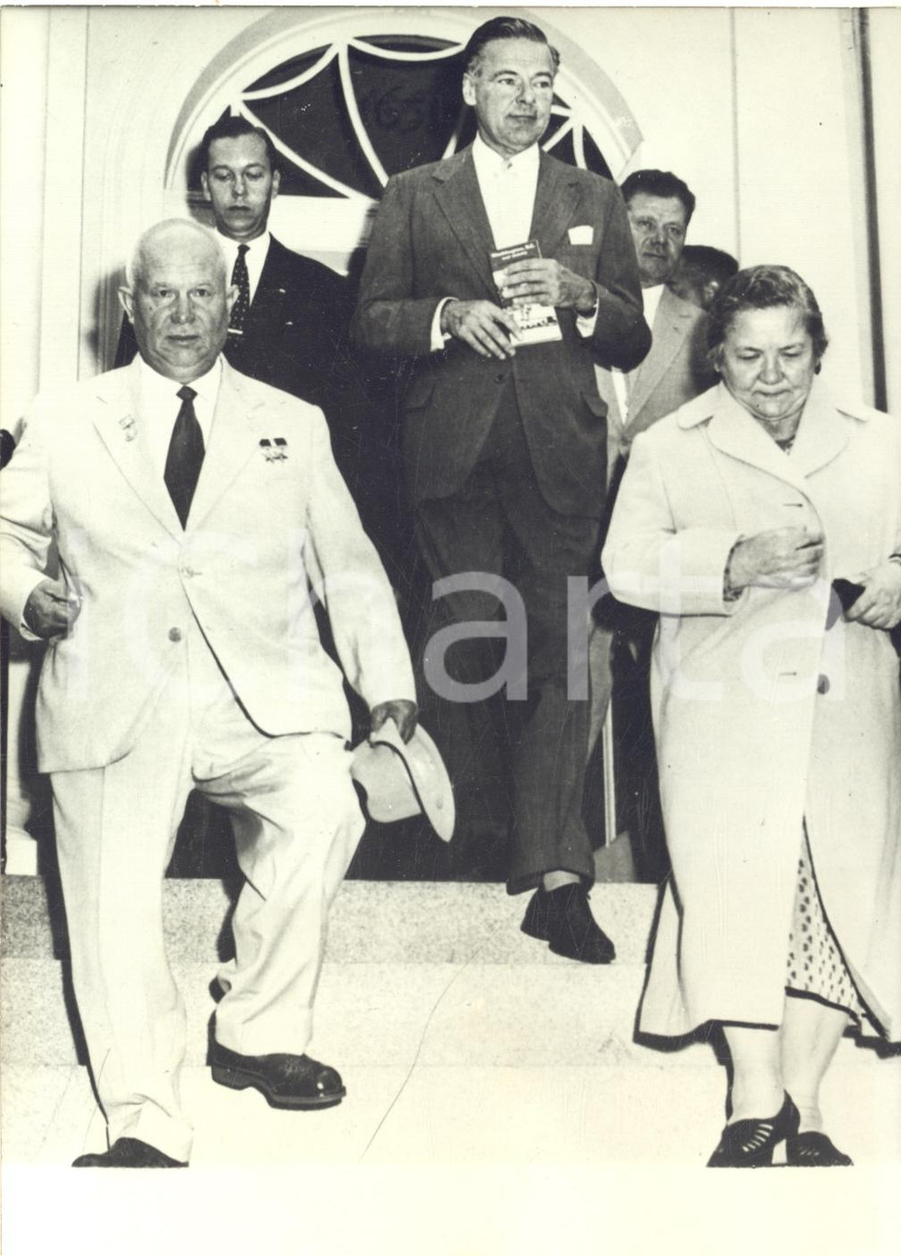 1959 WASHINGTON Nikita KRUSCEV e la moglie lasciano Blair House - Foto 18x13 cm Fotografia d'epoca con didascalia dattiloscritta.  FORMATO: 13x18 cm  CONDIZIONI: G (ma lievi increspature)    originale e autentica 1