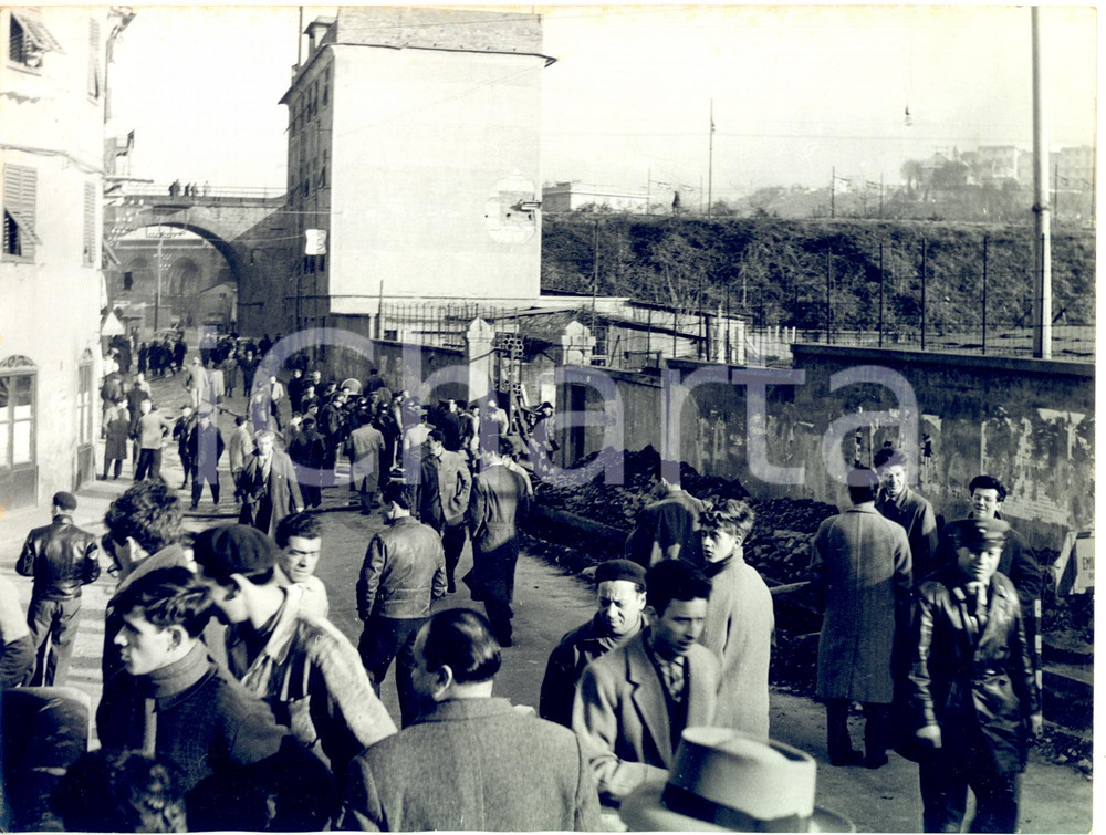 1955 GENOVA FEGINO Incendio alla raffineria PURFINA - Folla sul luogo *Foto Fotografia d'epoca con didascalia coeva.CONDIZIONI: FAIR  (brunitura al margine superiore)FORMATO: 24x18 cm    originale e autentica 1