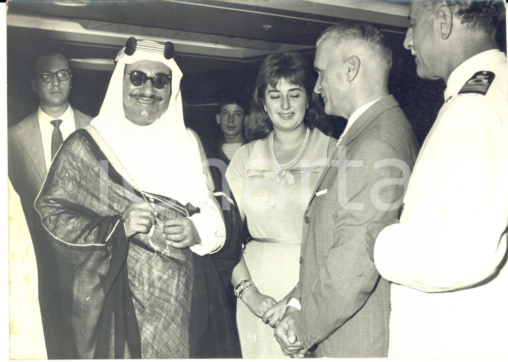 1959 NAPOLI Principe Jabir III Al Sabah del Kuwait con una moglie - Foto 18x13 Fotografia d'epoca con didascalia coeva al verso. CONDIZIONI: G FORMATO: 18x13 cm     originale e autentica 1