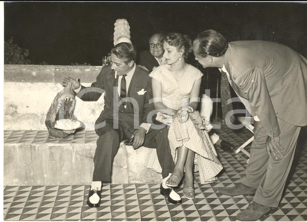 1955 ca PALERMO Aristotele ONASSIS con una testa di pescecane - Foto 18x13 cm