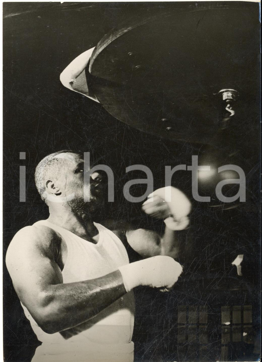 1955 ca MILANO BOXE  Pugile Joe WALCOTT in allenamento - Foto 13x18 cm Fotografia d'epoca, con didascalia coeva al verso.  CONDIZIONI: G (ma lieve sovraimpressione circolare) FORMATO: 13x18 cm    originale e autentica 1
