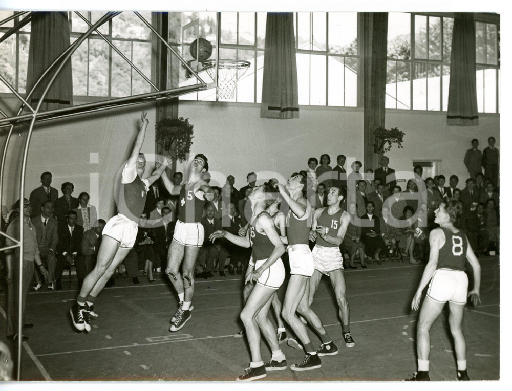 1953 LUGANO BASKET - SVIZZERA-ITALIA 47-60 Azione sotto al canestro *Foto 18x13 Fotografia d'epoca con didascalia coeva.  CONDIZIONI: G (ma lieve graffio al centro) FORMATO: 18x13 cm     originale e autentica 1