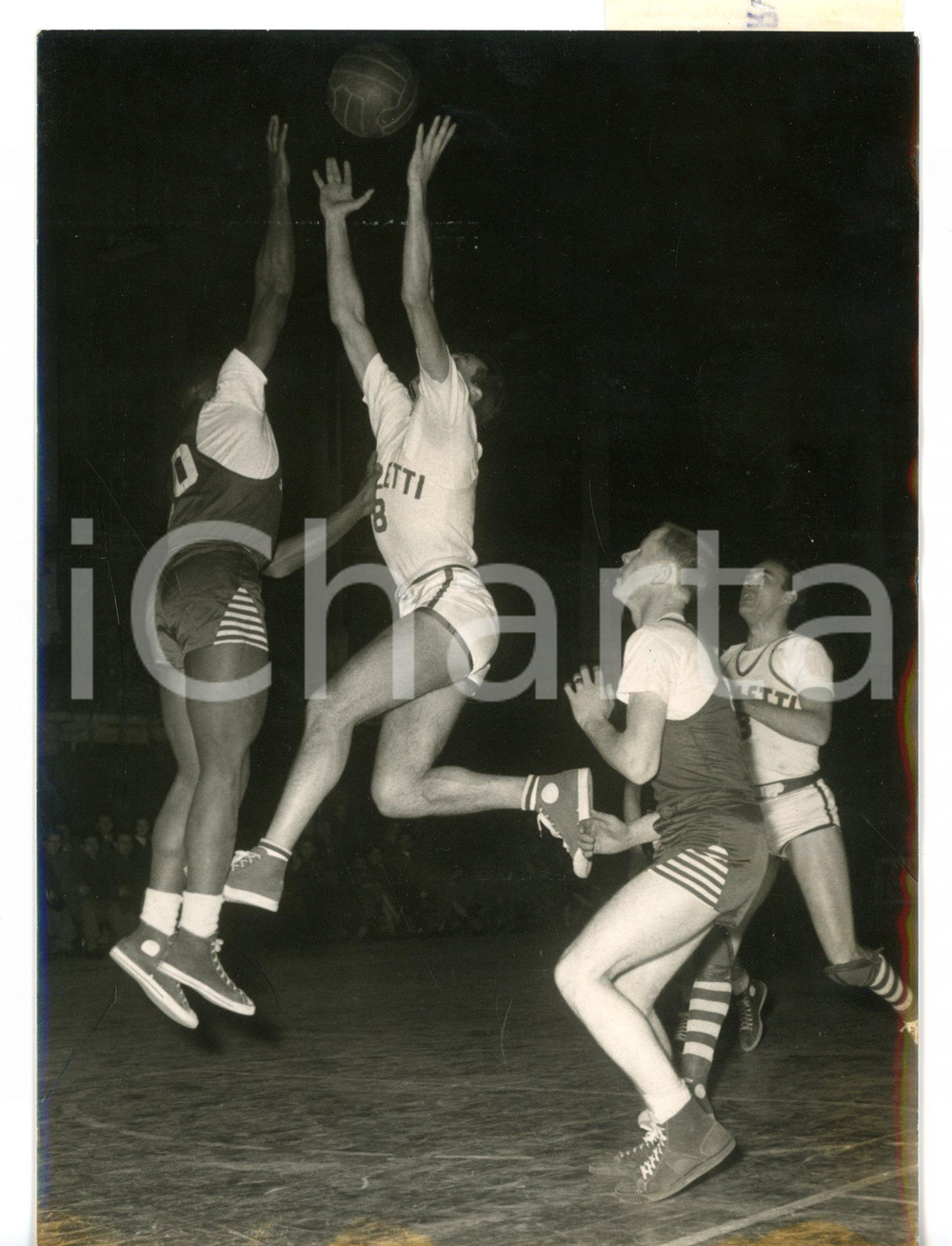 1956 MILANO BASKET - BORLETTI-CAVALIERI ROSSI 73-55 Azione di gioco *Foto 13x18 Fotografia d'epoca con didascalia coeva.  CONDIZIONI: FAIR (ondulatura al margine destro; aloni al margine inferiore) FORMATO: 13x18 cm     originale e autentica 1