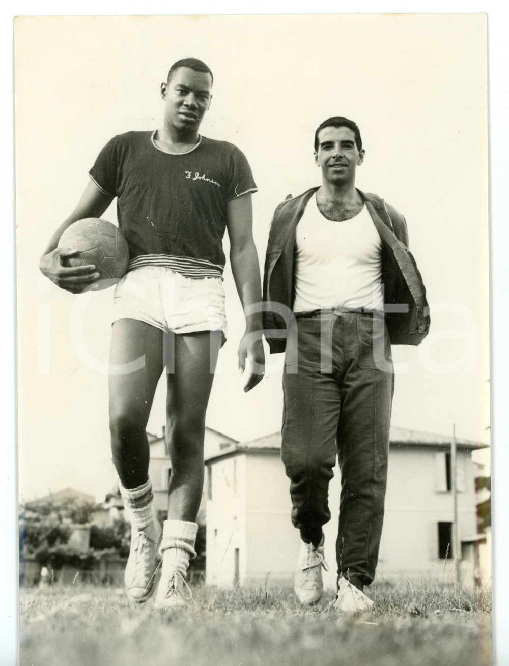 1955 ca BOLOGNA BASKET Cestista Fletcher JOHNSON - Allenatore Vittorio TRACUZZI Fotografia d'epoca con didascalia coeva.  CONDIZIONI: FAIR (ondulatura al centro; sovraimpressione al margine sinistro) FORMATO: 13x18 cm     originale e autentica 1