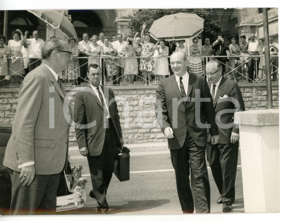 1961 GRIANTE DI CADENABBIA Heinrich VON BRENTANO e David Dean RUSK *Foto 18x13 Fotografia d'epoca con didascalia coeva.  CONDIZIONI: G (ma piccole mancanze di pellicola al margine superiore) FORMATO: 18x13 cm     originale e autentica 1