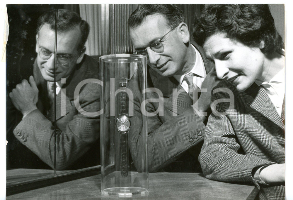 1954 MILANO Fiera Campionaria - Orologio elettronico in campana di vetro *Foto Fotografia d'epoca con didascalia coeva.  CONDIZIONI: G FORMATO: 18x13 cm     originale e autentica 1