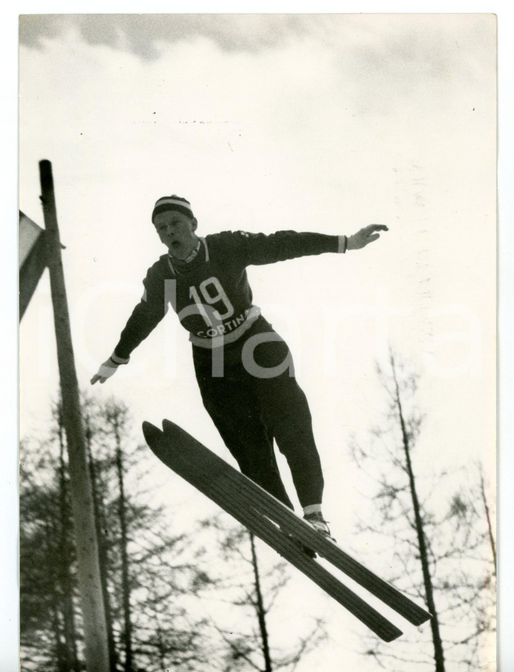 1955 CORTINA Internazionali SCI - Salto di Antti HYVARINEN *Foto 13x18 cm Fotografia d'epoca con didascalia coeva.  CONDIZIONI: FAIR (bassa qualit&agrave; di stampa; lievi difetti di stampa al margine destro) FORMATO: 13x18 cm     originale e autentica 1