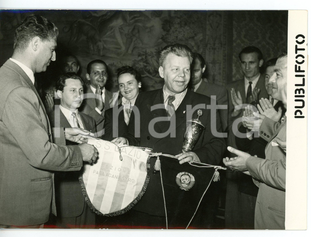 1954 ROMA - SS LAZIO BASKET dona gagliardetto a dirigente squadra URSS *Foto