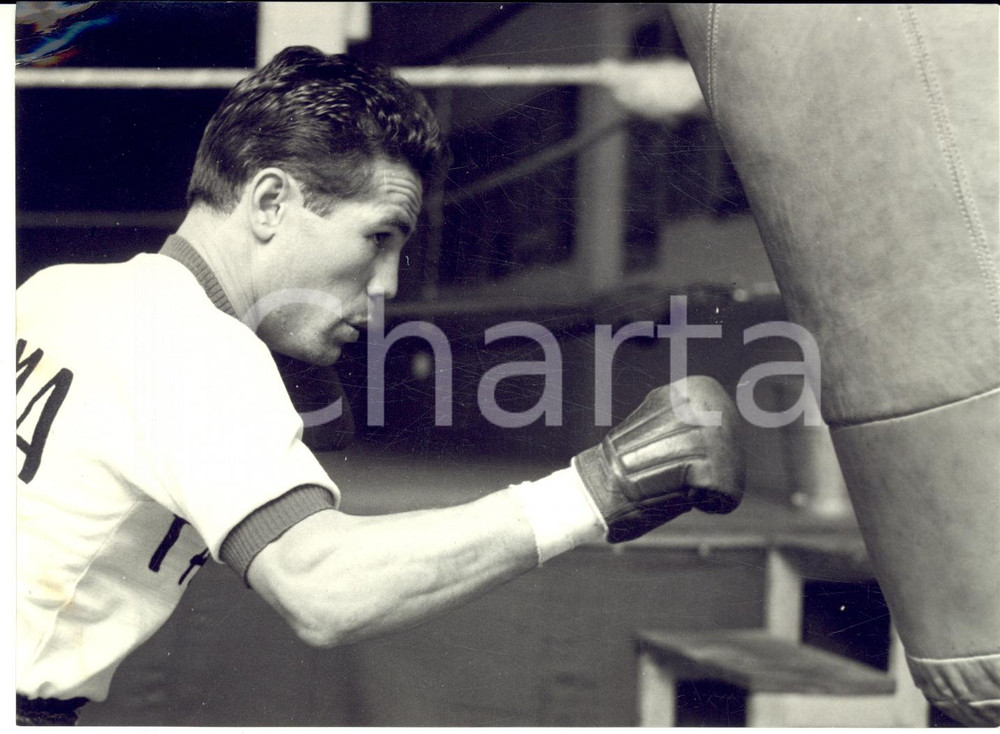 1956 MILANO BOXE Il pugile Fred GALLIANA in allenamento - Foto 18x13 cm Fotografia d'epoca, con didascalia coeva al verso.  CONDIZIONI: FAIR (lieve sovraimpressione e piegatura angolare) FORMATO: 18x13 cm    originale e autentica 1