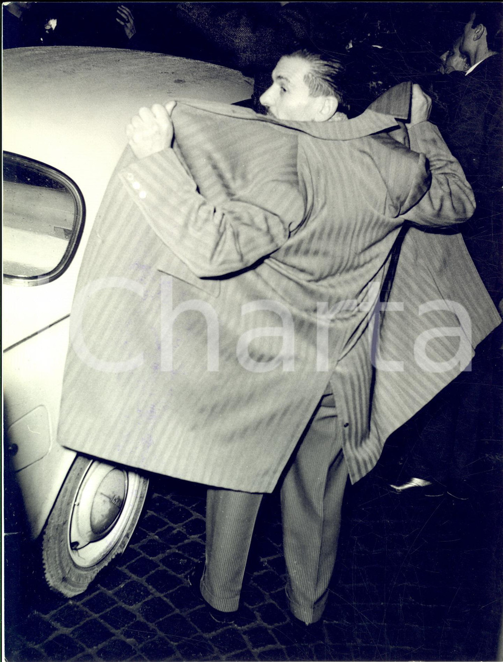 1960 TORTONA Morte Fausto Coppi - Parente protegge Giulia OCCHINI dai fotografi