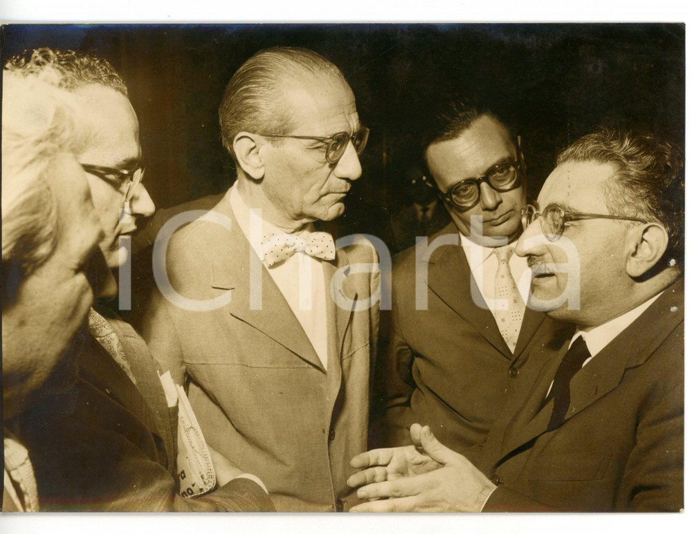 1956 ROMA Presidente della Camera Giovanni LEONE con i giornalisti parlamentari Fotografia d'epoca con didascalia coeva.  CONDIZIONI: FAIR (alone diffuso; piccoli fori al margine destro) FORMATO: 18x13 cm     originale e autentica 1