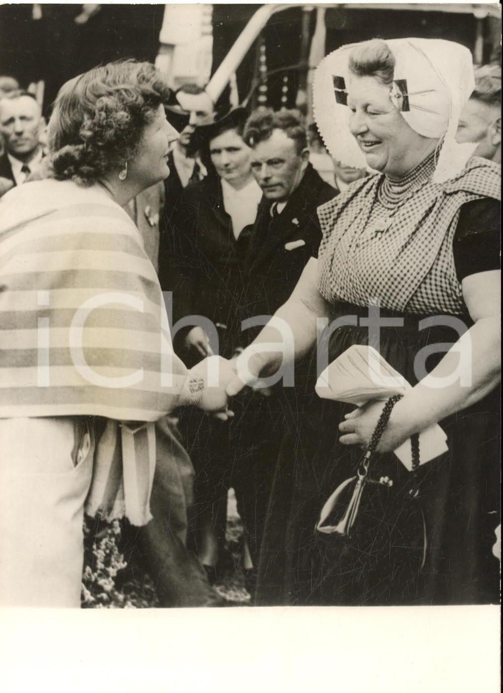 1953 PALAZZO SOESTDJIK (NL) Regina Giuliana riceve auguri da donna in costume Fotografia d'epoca, con didascalia dattiloscritta coeva.CONDIZIONI: G FORMATO: 13x18 cm      originale e autentica 1