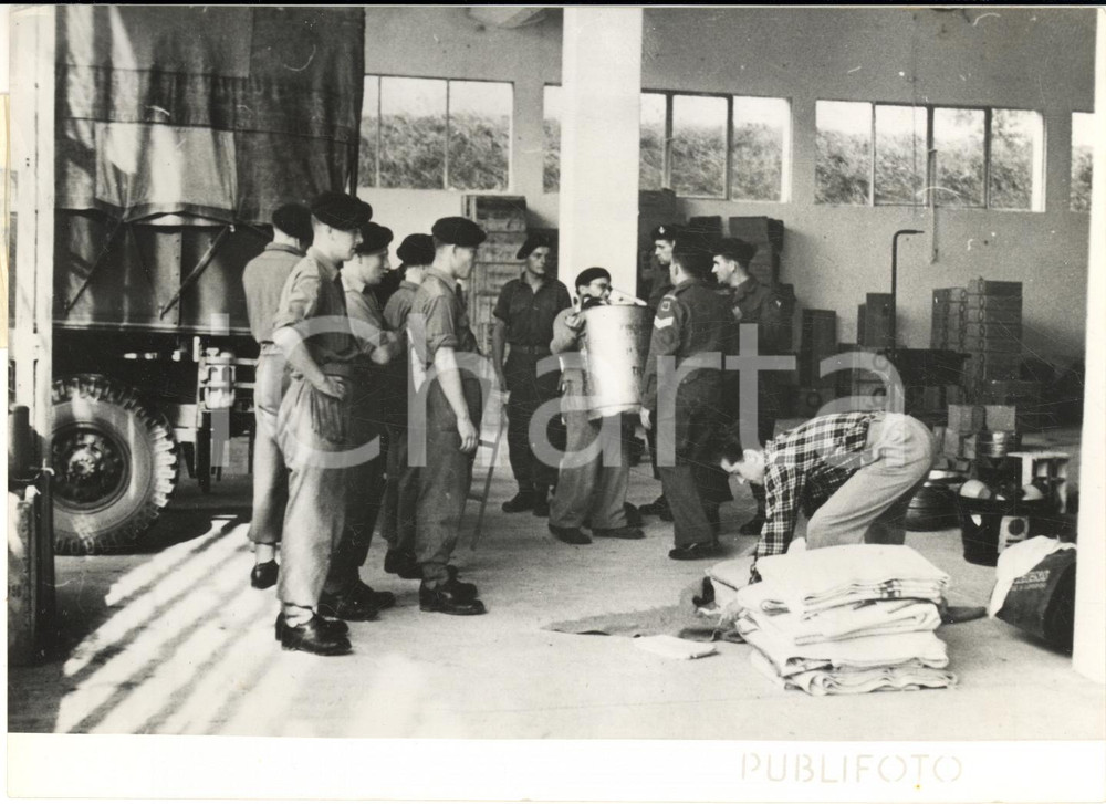 1953 TRIESTE Allestimento di un'asta con beni dei soldati anglo-americani *Foto Fotografia d'epoca, con didascalia dattiloscritta coeva.CONDIZIONI: G (ma lieve sovraimpressione circolare)FORMATO: 18x13 cm      originale e autentica 1