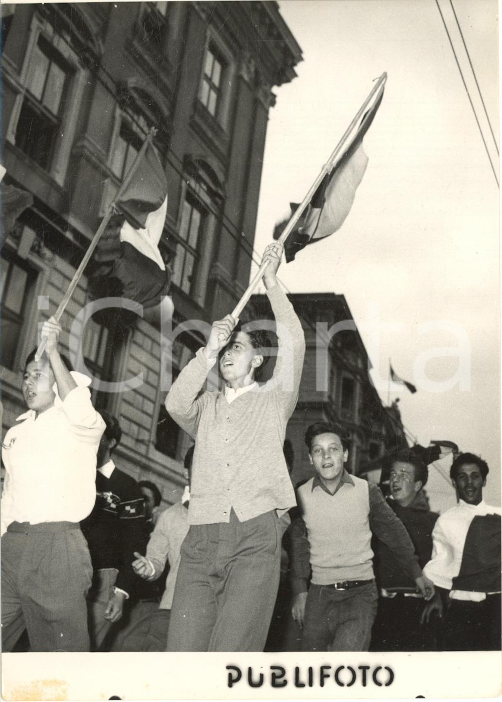 Fotografia d epoca originale 1954 TRIESTE ITALIANA Entusiasmo tra i giovani nelle vie della cittÃ  Foto 13x18 1