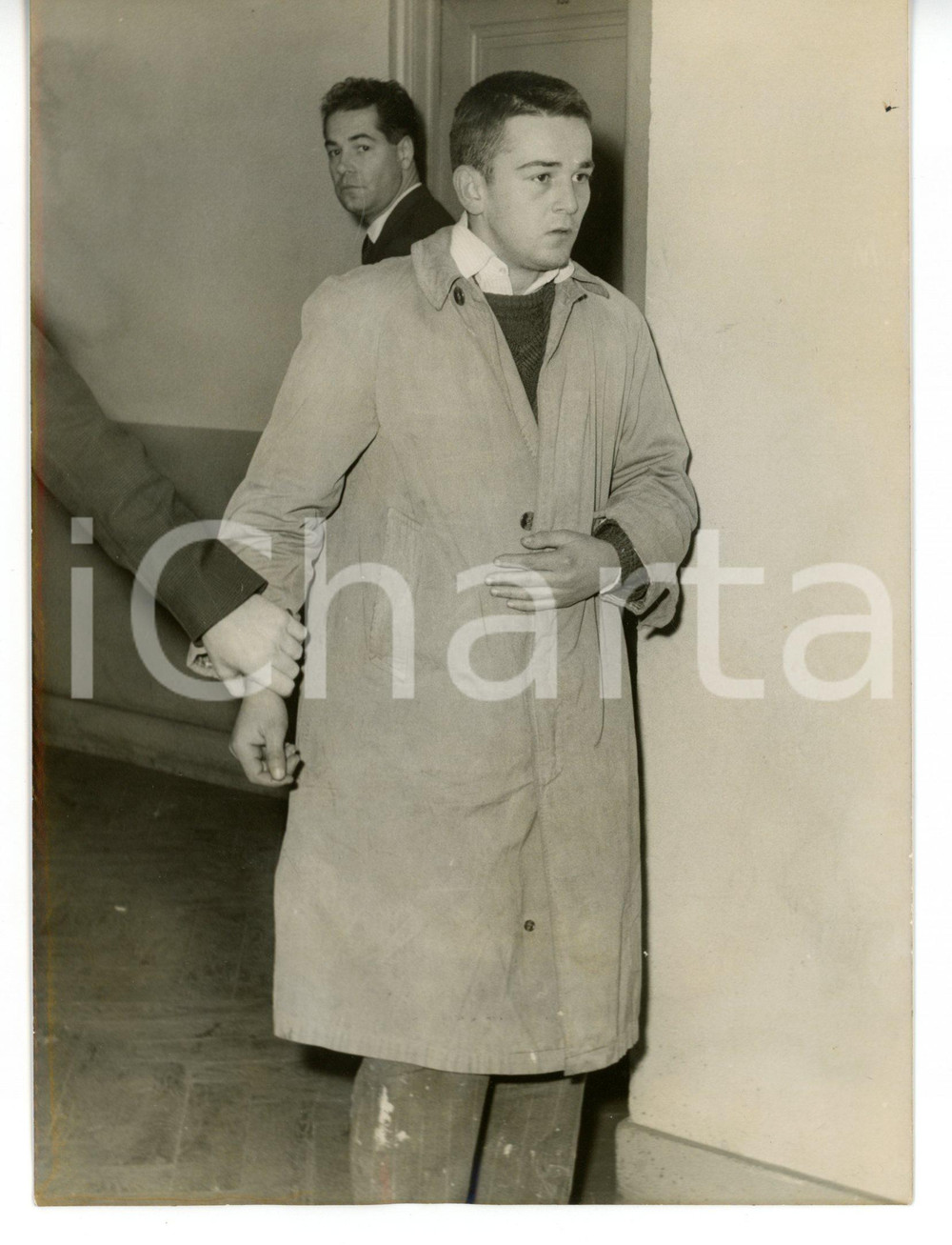 1960 PARIS Arresto di Daniel VILLAIN per presunto assassinio *Foto 13x18 cm Fotografia d'epoca con didascalia coeva.  CONDIZIONI: FAIR (lievi aloni; ondulatura al margine inferiore; minimi difetti di stampa) FORMATO: 13x18 cm     originale e autentica 1