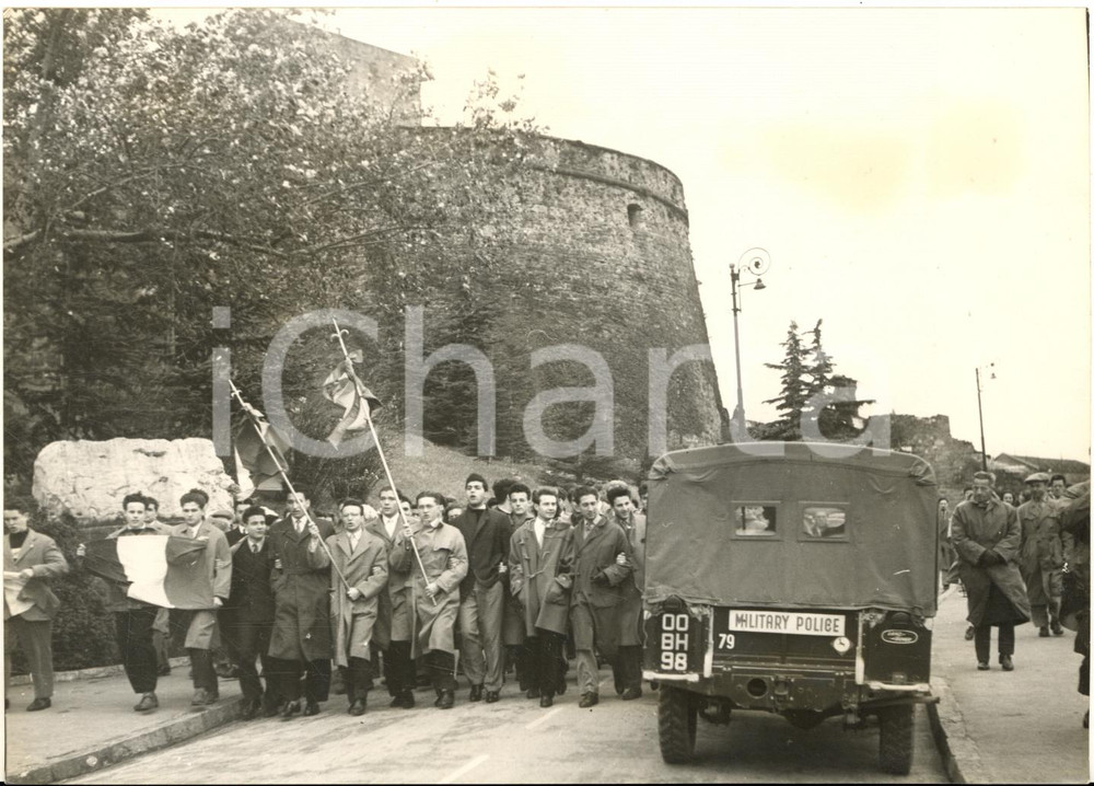 1953 RIVOLTA DI TRIESTE Manifestazione di studenti a San Giusto *Foto 18x13 Fotografia d'epoca, con didascalia dattiloscritta coeva.CONDIZIONI: FAIR (sovraimpressione circolare e lieve piegatura)FORMATO: 18x13 cm      originale e autentica 1