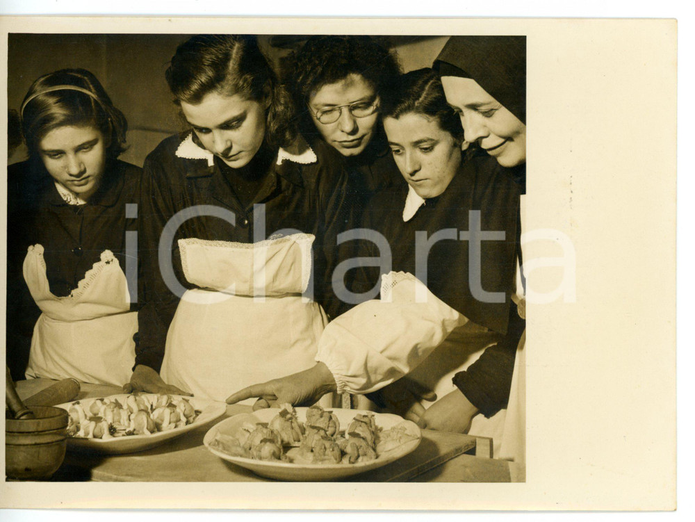 1958 TORINO Via LOMELLINA - Scuola per fidanzate - Allieve a lezione di cucina 