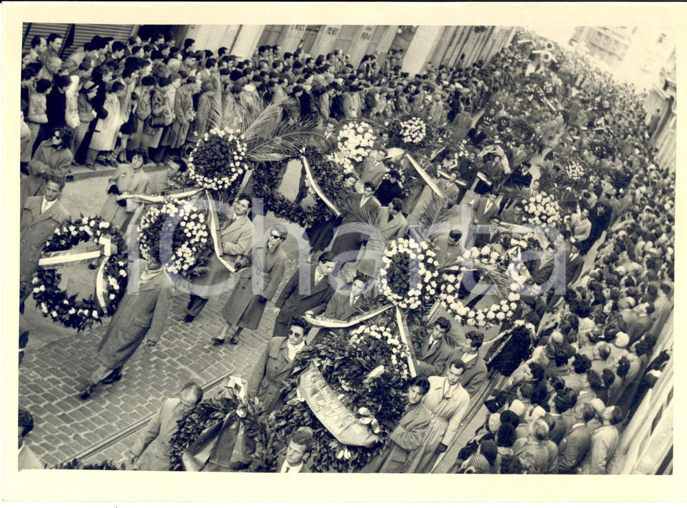 1953 RIVOLTA DI TRIESTE Funerali delle vittime - Corone di fiori *Foto 18x13 cm Fotografia d'epoca, con didascalia coeva.CONDIZIONI: GFORMATO: 18x13 cm      originale e autentica 1