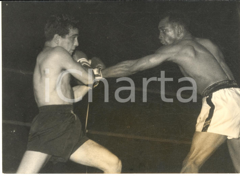 1956 MILANO BOXE Duilio LOI batte Orlando ZULUETA ai punti - Foto 18x13 Fotografia d'epoca, con didascalia coeva al verso.  CONDIZIONI: G  FORMATO: 18x13 cm    originale e autentica 1