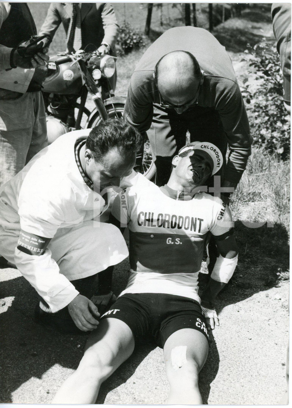 1958 41^ GIRO D'ITALIA 1^Tappa - Emilio BOTTECCHIA si ritira dopo una caduta