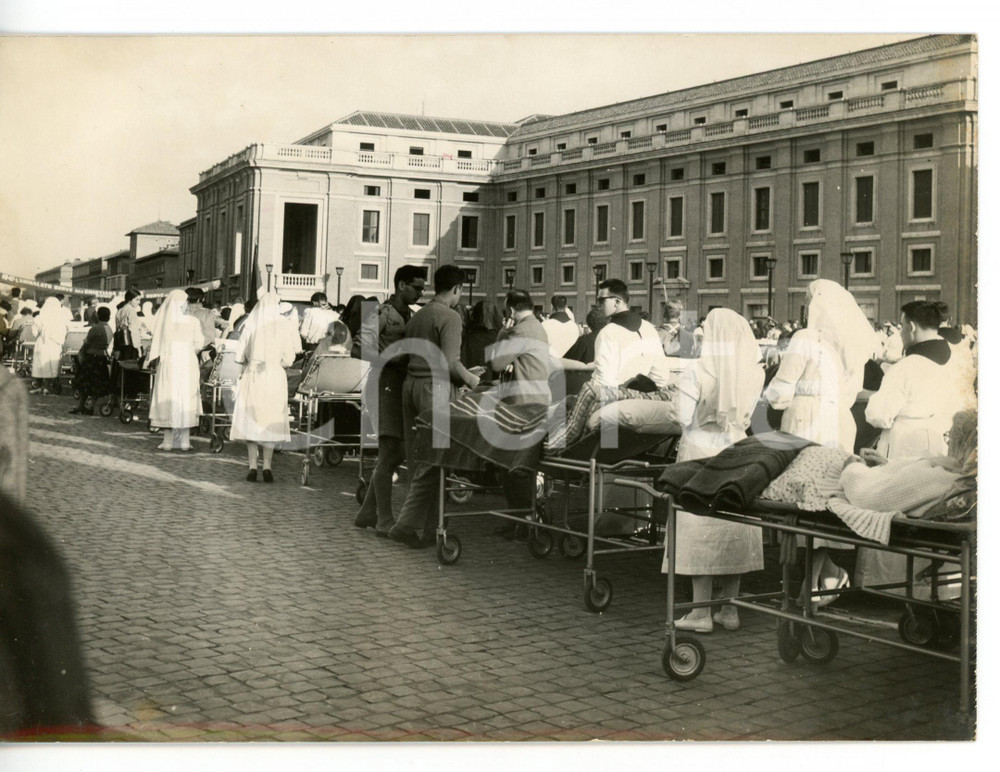 1957 ROMA Raduno internazionale degli infermi - Suore in preghiera tra i malati  Fotografia d'epoca con didascalia coeva.  CONDIZIONI: G FORMATO: 18x13 cm     originale e autentica 1