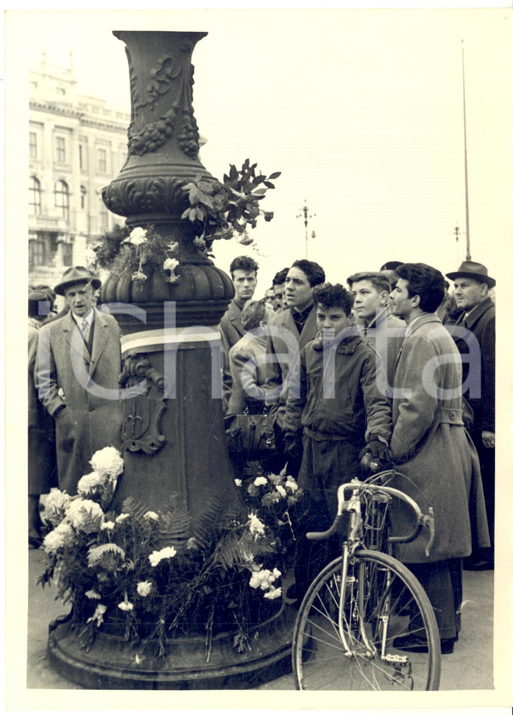 1953 RIVOLTA DI TRIESTE Fiori in memoria delle vittime triestine *Foto 13x18 Fotografia d'epoca, con didascalia dattiloscritta coeva.CONDIZIONI: G FORMATO: 13x18 cm      originale e autentica 1