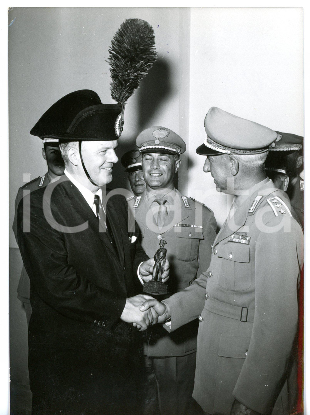 1957 ROMA Scuola Allievi Carabinieri - Steven P. KENNEDY Capo Polizia NEW YORK Fotografia d'epoca con didascalia coeva.  CONDIZIONI: G (ma lievi difetti di stampa) FORMATO: 13x18 cm     originale e autentica 1