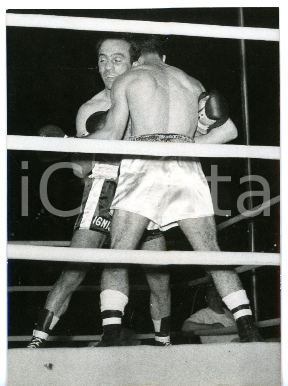 1956 ROMA BOXE Campionato mondiale PESI GALLO Mario D'AGATA vs Robert COHEN  Fotografia d'epoca con didascalia coeva.  CONDIZIONI: FAIR (bassa qualit&agrave; di stampa; piccole piegature al margine inferiore) FORMATO: 13x18 cm     originale e autentica 1