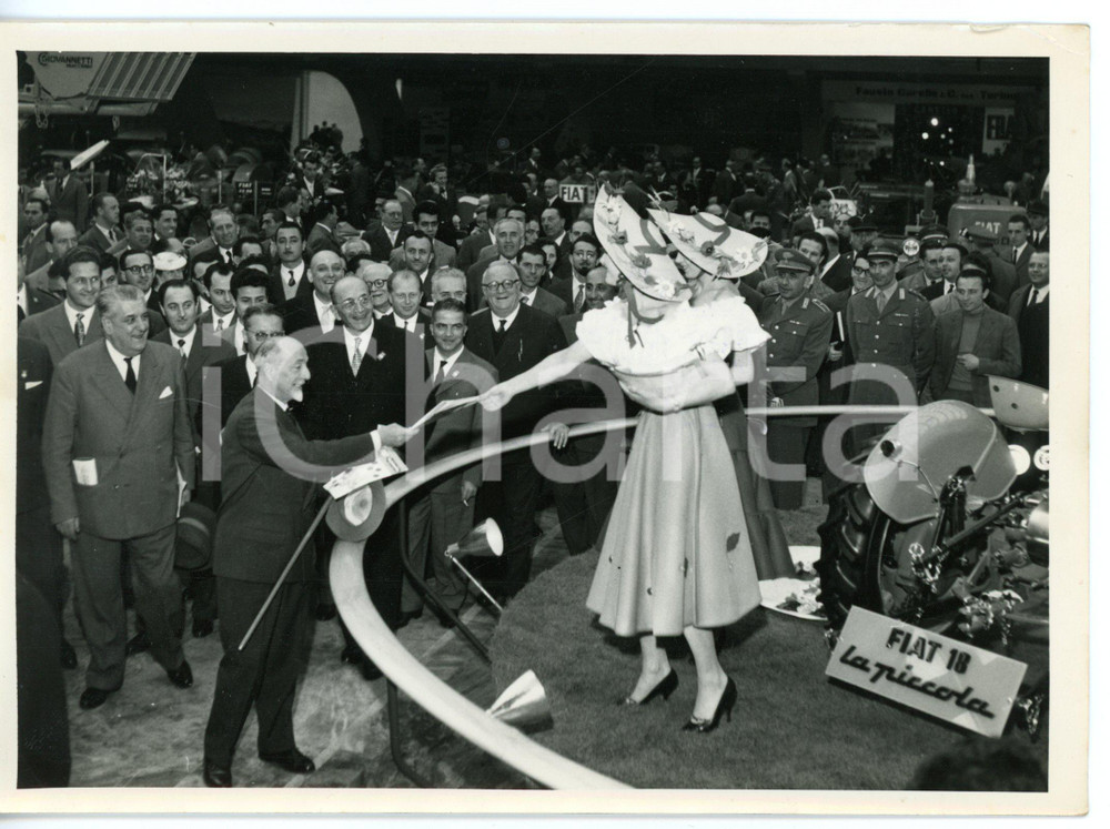 1957 TORINO Giovani contadine presentano FIAT 18 La Piccola - Giuseppe MEDICI