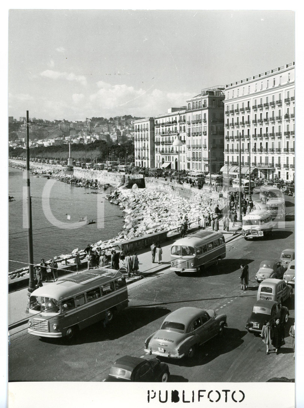 1952 NAPOLI Via CARACCIOLO Sfilata di pullman per la Mostra d'Oltremare *Foto Fotografia d'epoca con didascalia coeva.  CONDIZIONI: G (ma lievi sovraimpressioni) FORMATO: 13x18 cm     originale e autentica 1