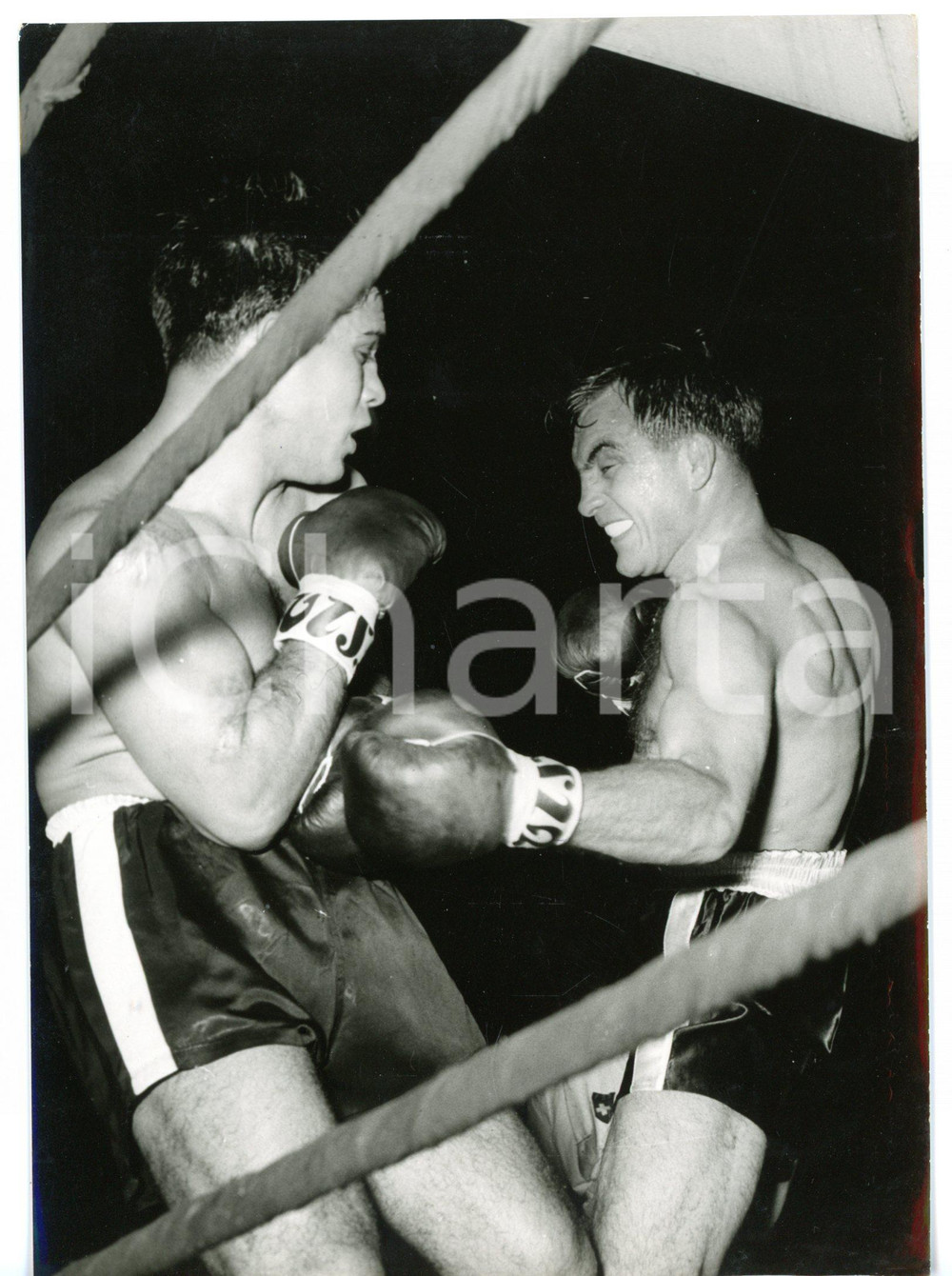 1957 MILANO BOXE Charles HUMEZ costringe Italo SCORTICHINI alle corde *Foto Fotografia d'epoca con didascalia coeva.  CONDIZIONI: G (ma lieve sovraimpressione al margine destro) FORMATO: 13x18 cm     originale e autentica 1