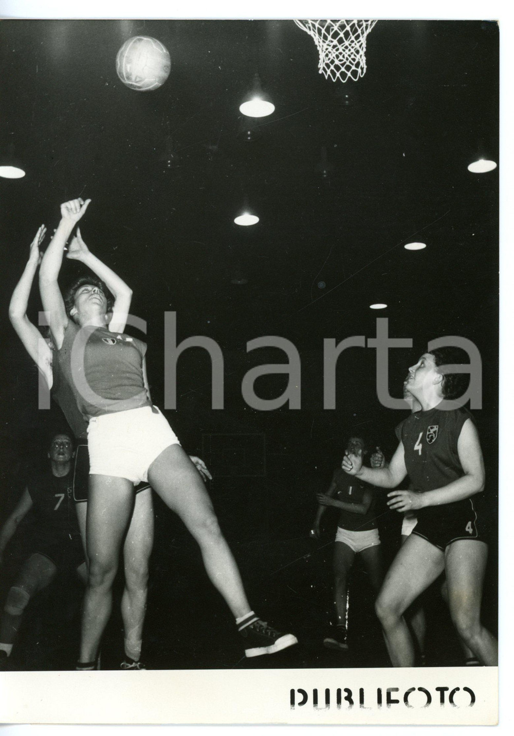 1954 NAPOLI BASKET Femminile ITALIA-BELGIO 51-50 Tiro a canestro *Foto 13x18 cm Fotografia d'epoca con didascalia coeva.  CONDIZIONI: G (ma lievi sovraimpressioni) FORMATO: 13x18 cm     originale e autentica 1